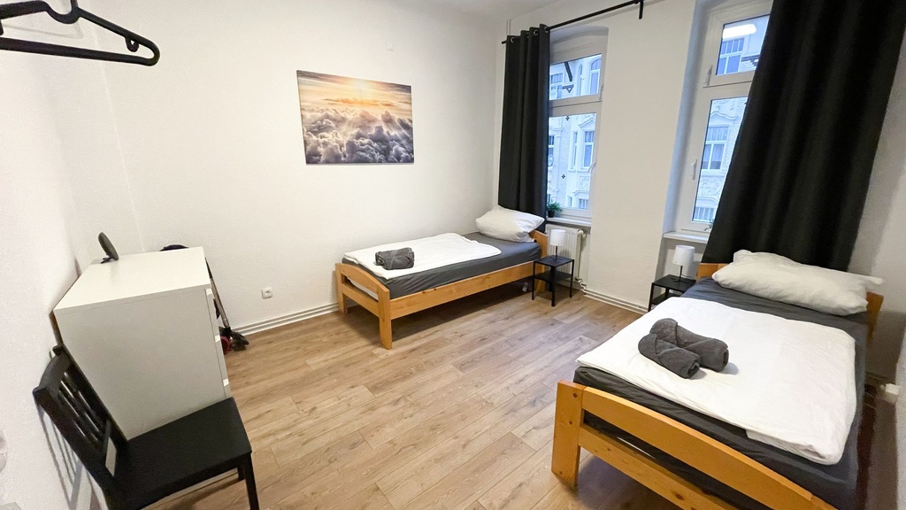Schlafzimmer mit 2 Einzelbetten und Handtüchern