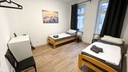 Schlafzimmer mit 2 Einzelbetten und Handtüchern