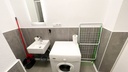 Badezimmer mit Badewanne/Dusche und WC und Waschmaschine