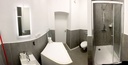 Badezimmer mit Badewanne/Dusche und WC und Waschmaschine