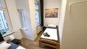 Schlafzimmer mit 2 Einzelbetten und Handtüchern
