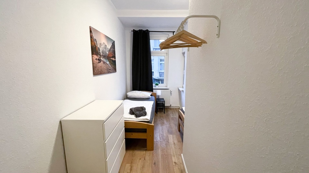 Schlafzimmer mit 2 Einzelbetten und Handtüchern