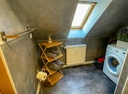 Badezimmer mit Dusche und WC und Waschmaschine