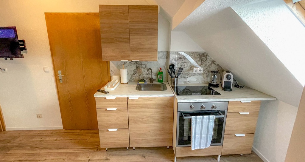 Vollausgestatte Küche mit Wasserkocher, Toaster, Kaffeemaschine sowie Herd und Backofen