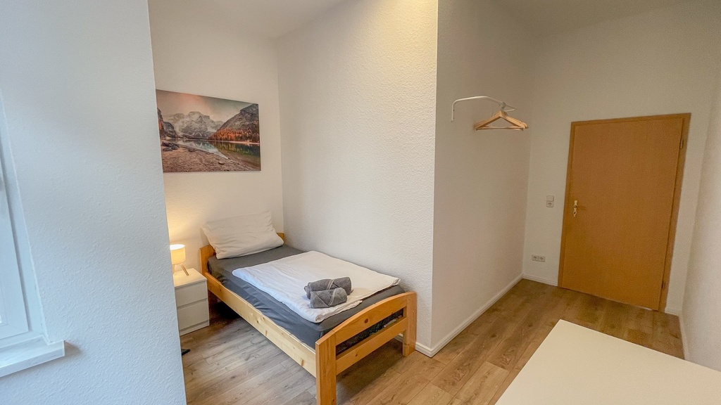 Schlafzimmer mit 2 Einzelbetten und Handtüchern