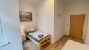 Schlafzimmer mit 2 Einzelbetten und Handtüchern