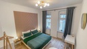 Schlafzimmer mit Doppelbett und Schreibtisch