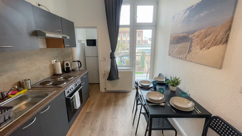 Vollausgestatte Küche mit Wasserkocher, Toaster, Kaffeemaschine sowie Herd und Backofen