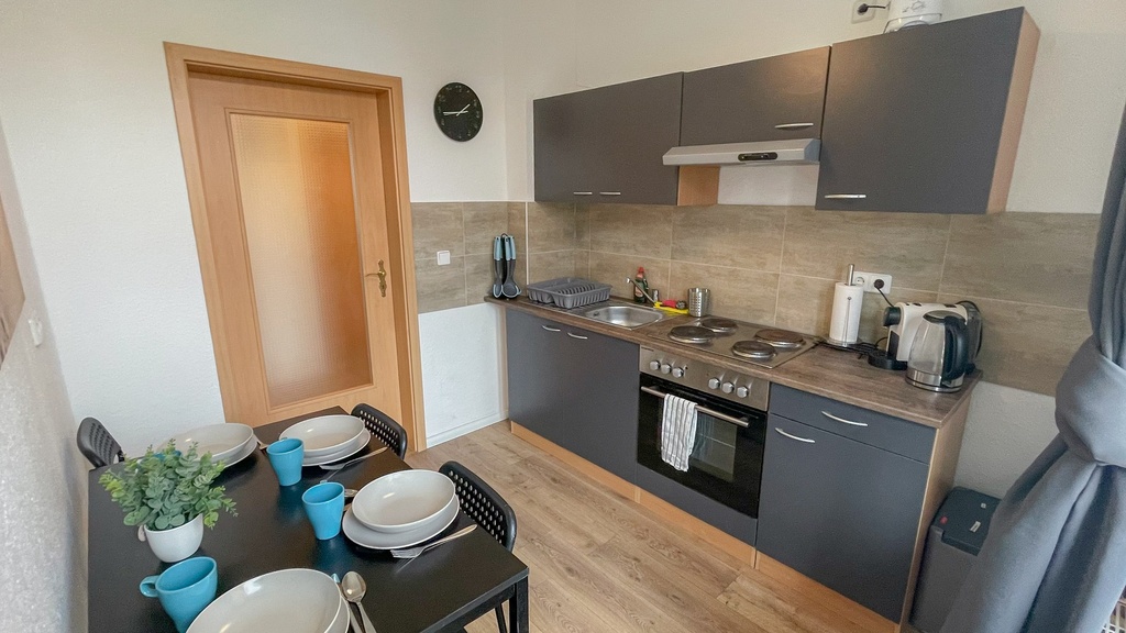 Vollausgestatte Küche mit Wasserkocher, Toaster, Kaffeemaschine sowie Herd und Backofen