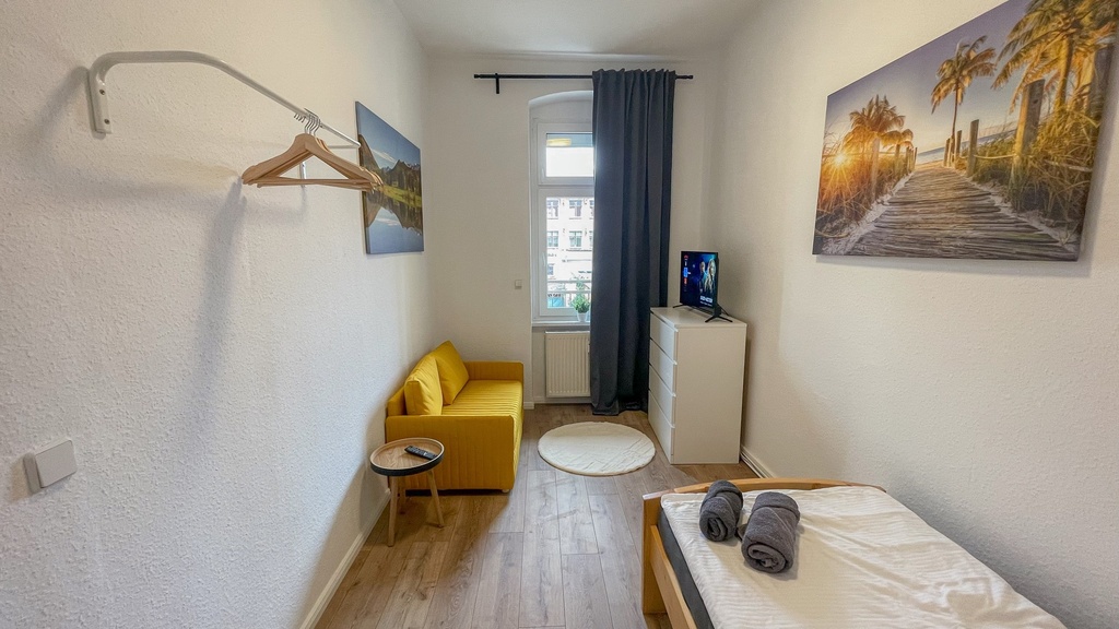 Schlafcouch mit Smart-TV und Einzelbett