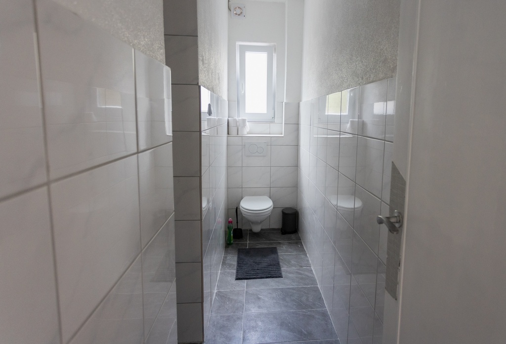 Badezimmer mit Dusche und WC