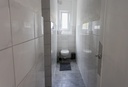 Badezimmer mit Dusche und WC
