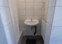 Badezimmer mit Dusche und WC