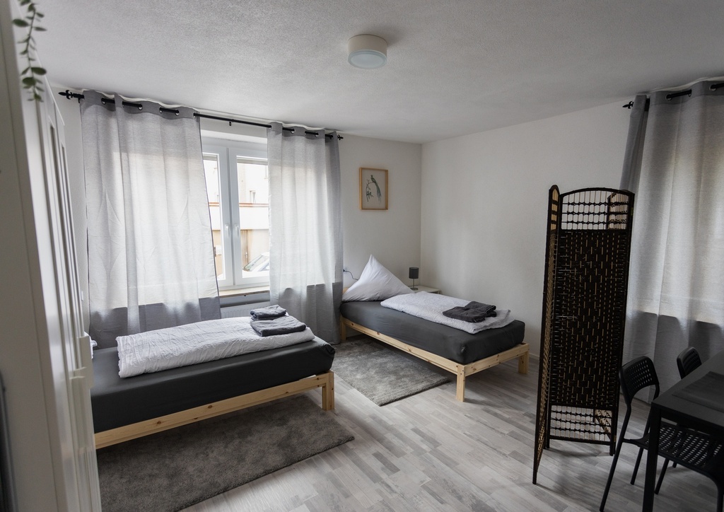 Schlafzimmer mit 2 Einzelbetten und Handtüchern
