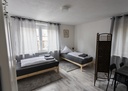 Schlafzimmer mit 2 Einzelbetten und Handtüchern