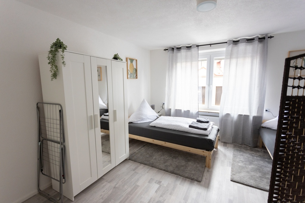 Schlafzimmer mit 2 Einzelbetten und Handtüchern sowie einem Schrank