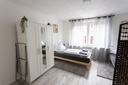 Schlafzimmer mit 2 Einzelbetten und Handtüchern sowie einem Schrank
