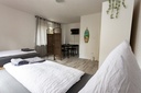 Schlafzimmer mit 2 Einzelbetten und Handtüchern sowie Smart-TV