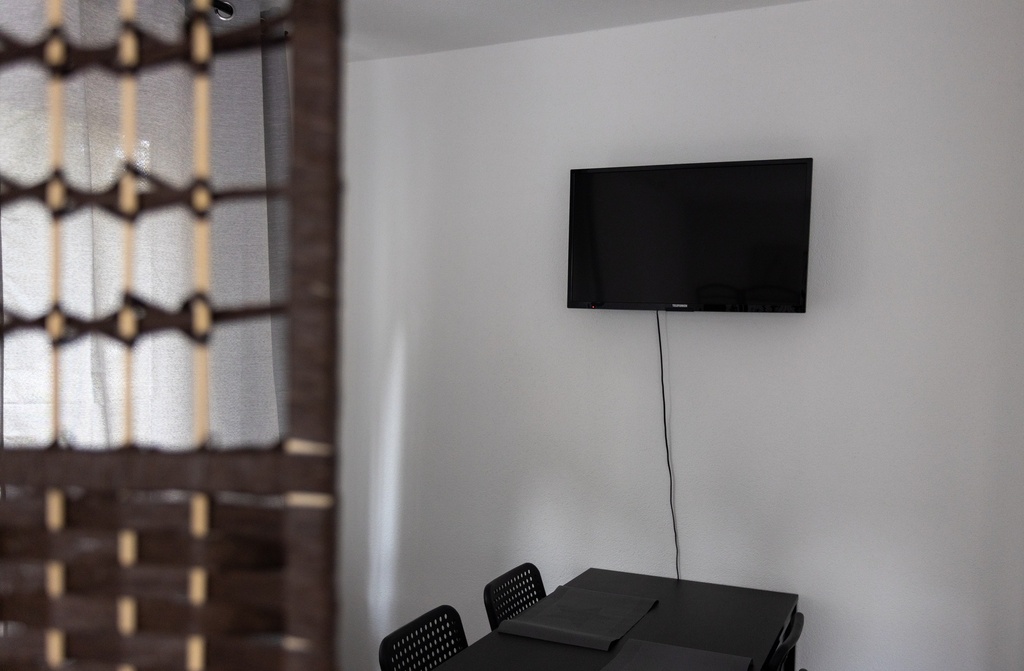 Esstisch mit Geschirr und Smart-TV