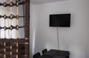 Esstisch mit Geschirr und Smart-TV