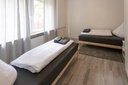 Schlafzimmer mit 2 Einzelbetten und Handtüchern
