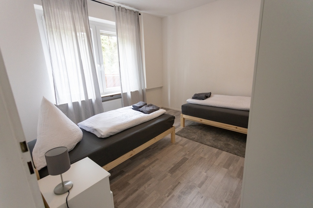 Schlafzimmer mit 2 Einzelbetten und Handtüchern