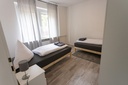 Schlafzimmer mit 2 Einzelbetten und Handtüchern