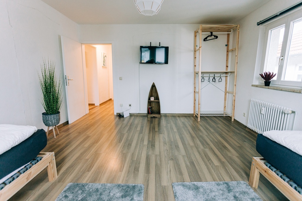 Smart-TV und einfacher Schrank