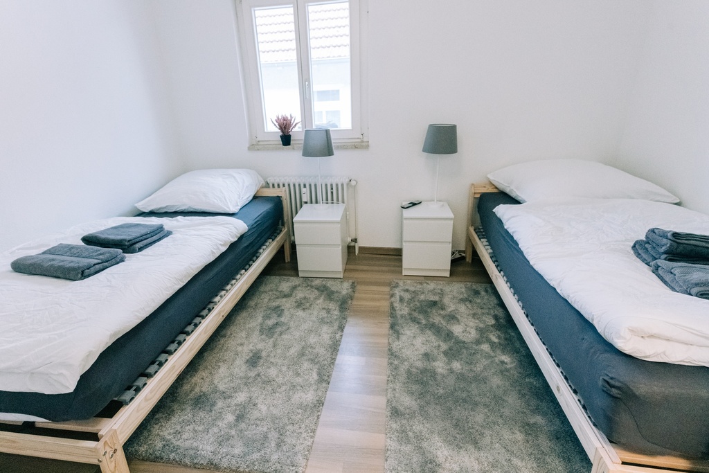 Schlafzimmer 3 mit 2 Einzelbetten und Handtüchern