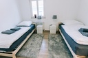 Schlafzimmer 3 mit 2 Einzelbetten und Handtüchern