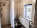 ebenerdige Dusche mit Toilette