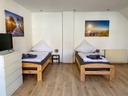 2 Einzelbetten im hellen Wohn-und Schlafzimmer