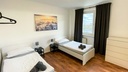 Schlafzimmer mit 2 Einzelbetten und Handtüchern