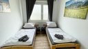 Schlafzimmer mit 2 Einzelbetten und Handtüchern