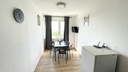 Esstisch mit Geschirr und Smart-TV