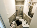 Badezimmer mit Dusche und WC