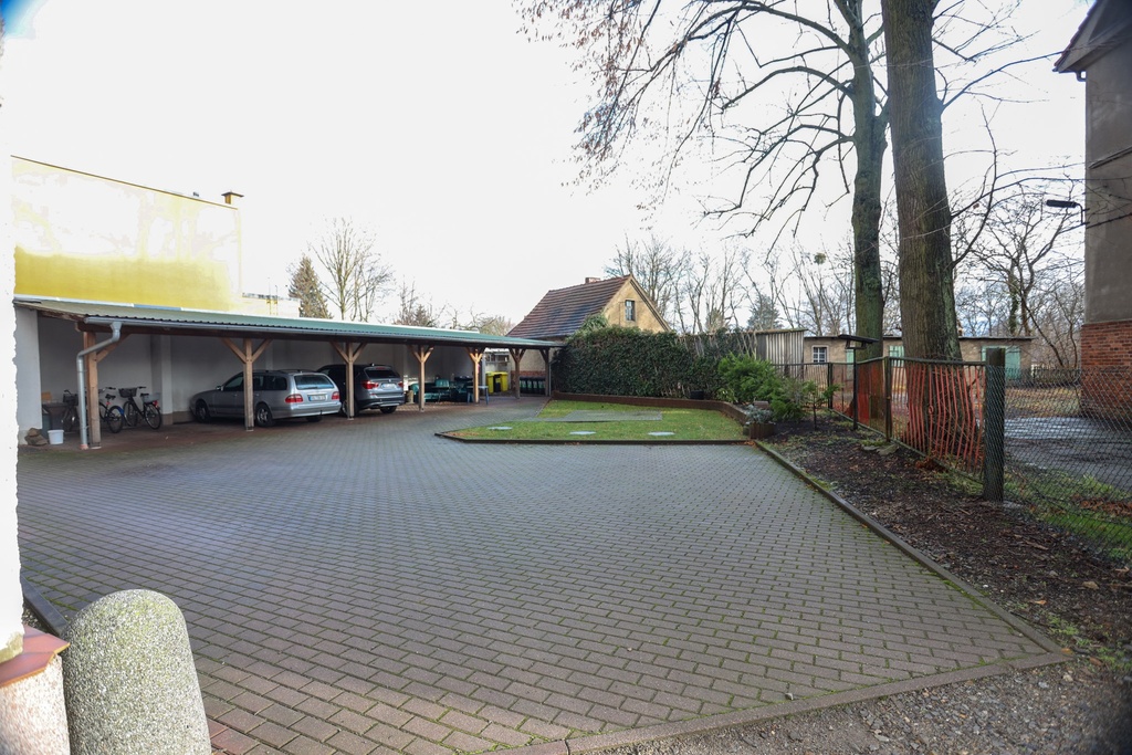 Parkplatz für Parkplätze - Transporter können am Gebäude parken